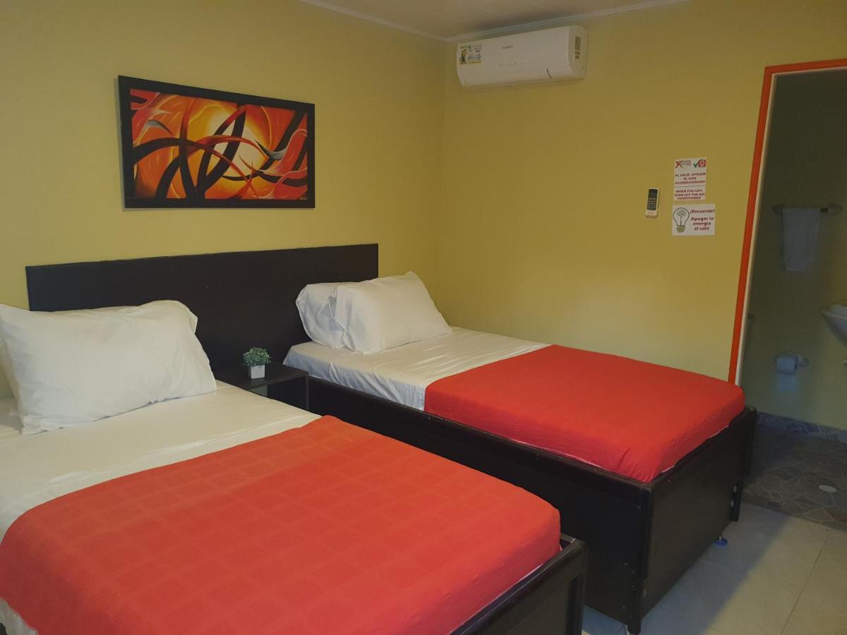 Victoria'S Gennie Bay Village Hostal San Andres  Exterior photo